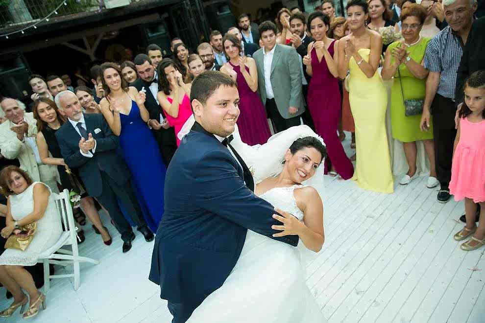Bir düğünde gelin ile damadın danslarından bir poz.